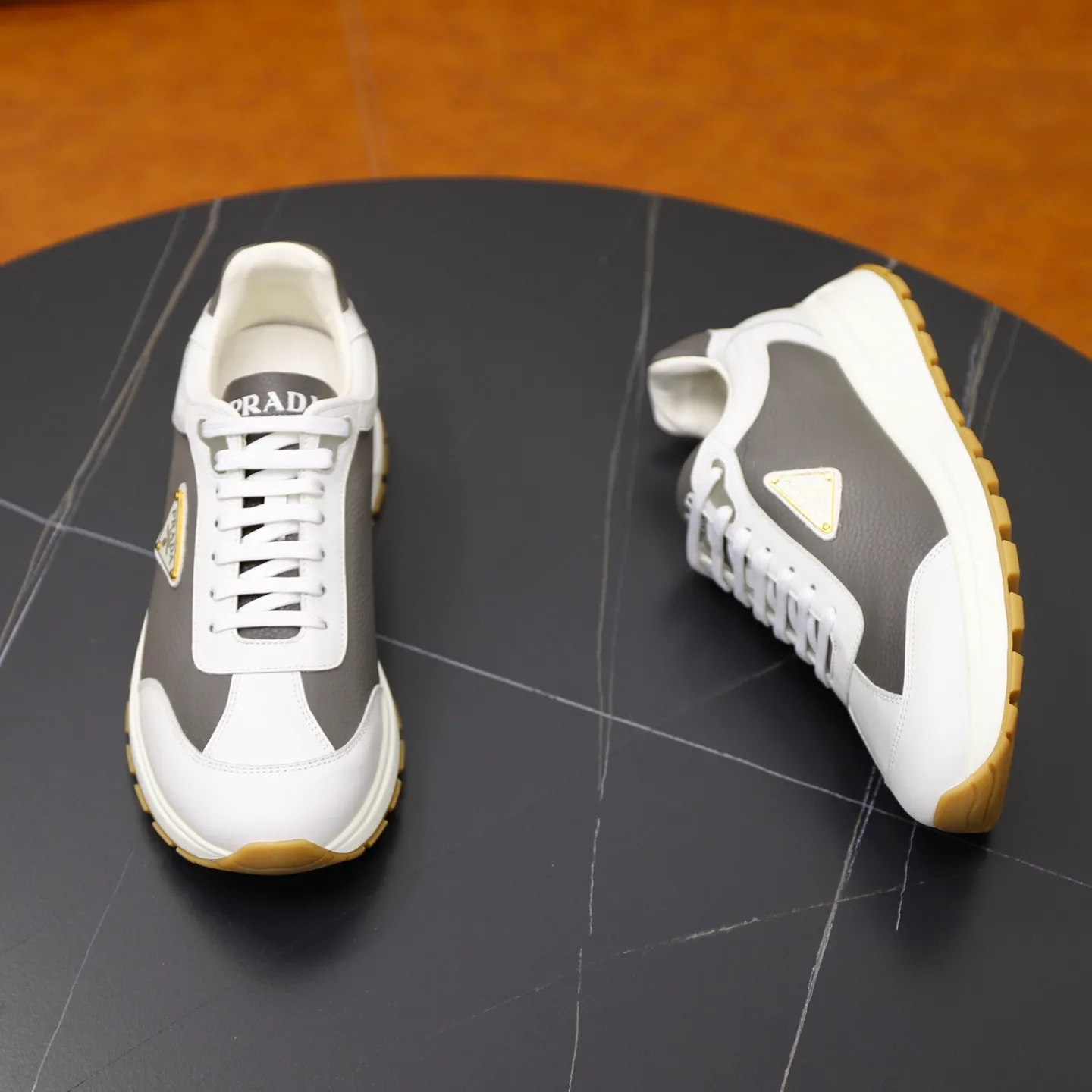 Factory price: 760💰Top original order Brand: PRADA (Prada) Standard code: Men's size 38/44 (45 can be customized) Grade: Same as the official website Material: Original cowhide stitching imported cowhide lining Original combination two-color wear-resistant soft outsole Style category: Leisure and sports version Young fashion European and American trend British style Color: Real picture color